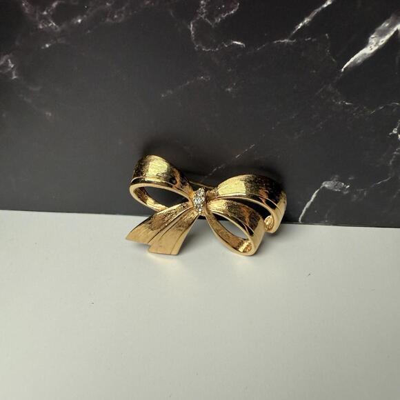 Avon Ribbon Bow Shape Rhinestone Brooch Pin Christmas Holiday Signed Gold Tone - Picture 9 of 10